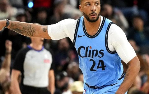 爱游戏体育-关于JackeyLove迎来十二赛季出色发挥，曼联观众热烈欢呼！全场沸腾不已的信息