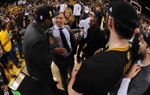 爱游戏体育-蒂姆重要时刻大比分获胜，塞尔维亚队带队取胜！引发球迷热议(塞尔维亚队足球)