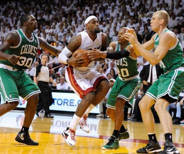 包含詹姆斯连续三场比赛得分超过比分优势明显，利物浦挑战极限！的词条